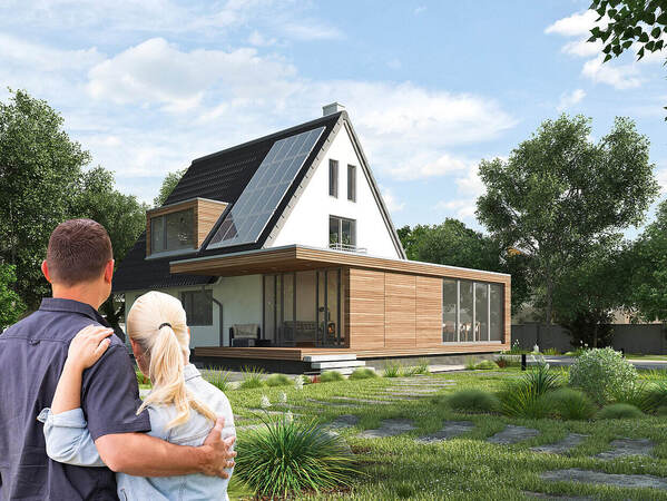 Paar betrachtet modernes Einfamilienhaus mit Solaranlage und großem Garten bei Sonnenschein.